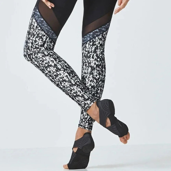 Fabletics Mid Rise Mesh Powerhold leggings Size S - Picture 6 of 7